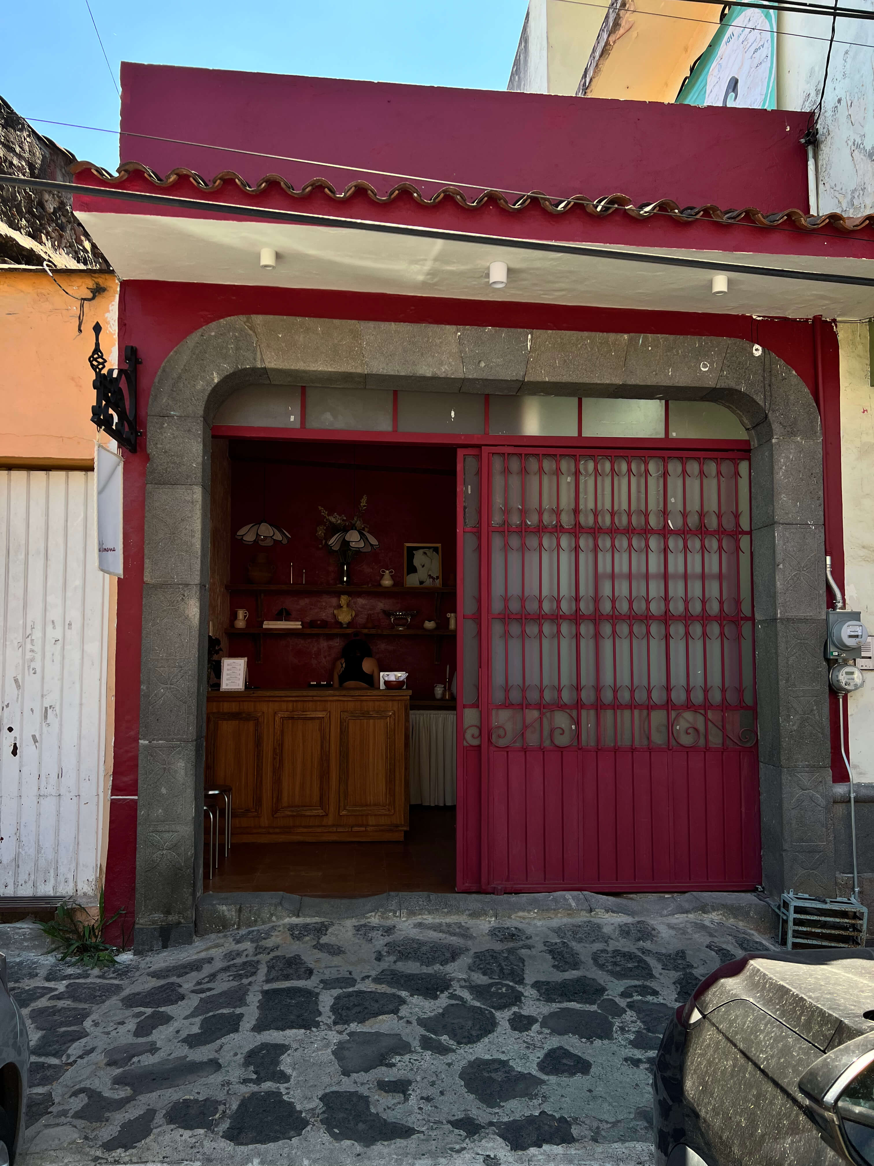 Fachada de La Simona en Diego Leño 47